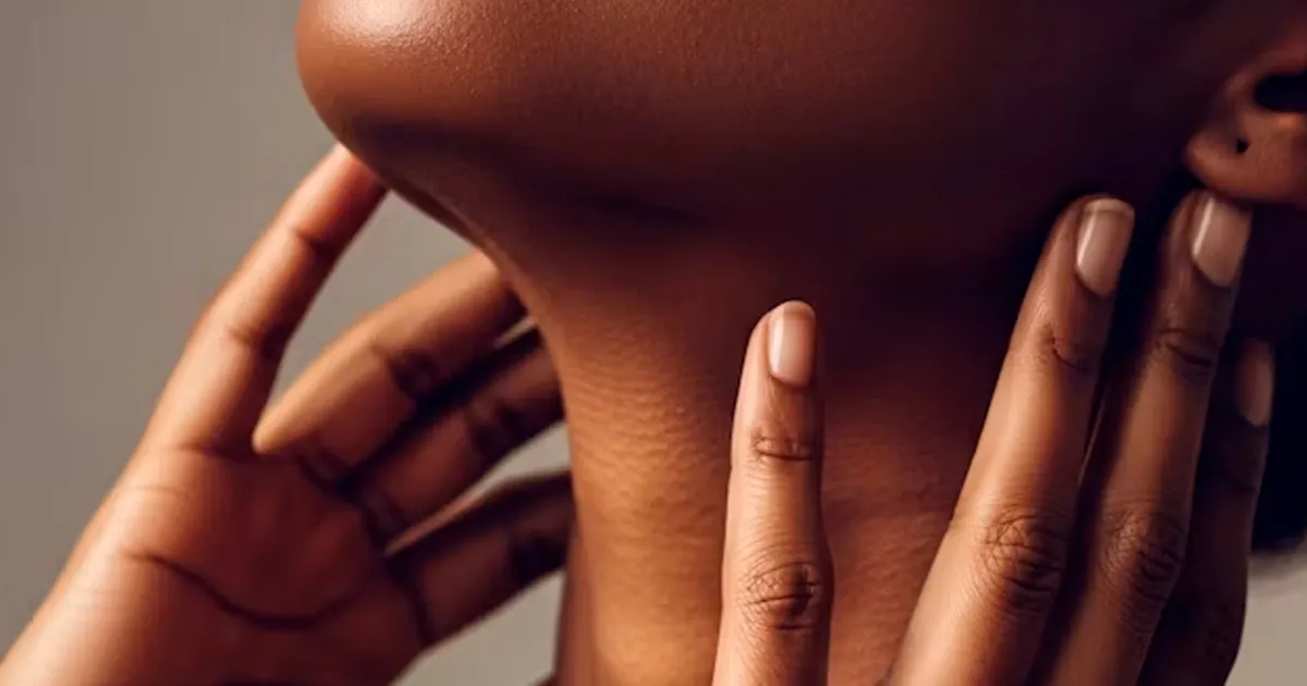 Cuello y escote de una mujer con la piel cuidada tras un tratamiento de estiramiento